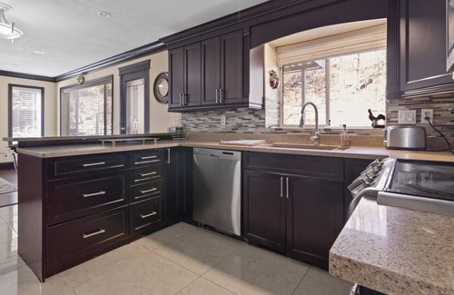 West Abbotsford House | Private 1 acre Home with a view, Close to the Highway and Mall