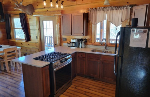 Lansing House | Private 10 acre Family Friendly Cabin w/zipline minutes from Mississippi River!