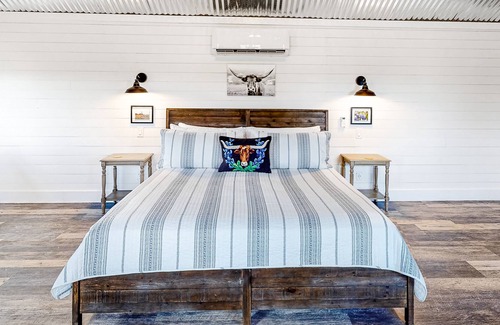 Fredericksburg Cottage | Private, 10-acre property with firepit, patio/decks & high-speed WiFi