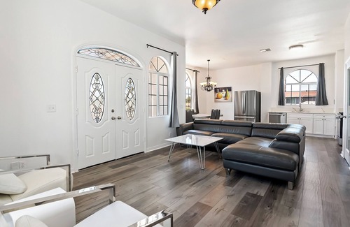 NoHo Arts District Apartment | private 1bedroom & private bath with king bed in lovely unit by Universal studio