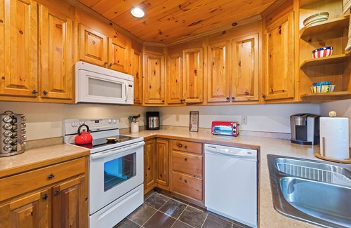 Cranberry Falls Cabin | Private 2 Bd 2 Ba Cabin Views, Hot Tub, Near Parkway, King Master