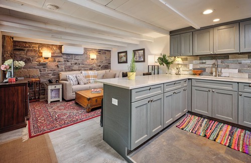 Danboro Cottage | Private 2-bedroom Storybook cottage with WiFi in Stockton - 5 Stars!