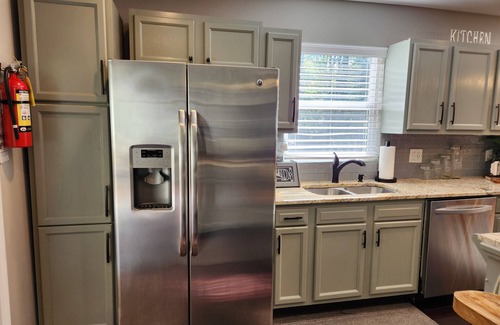 Cliftondale House | Private 2 Bedroom Cozy Cottage Prime Retreat with jetted spa tub
