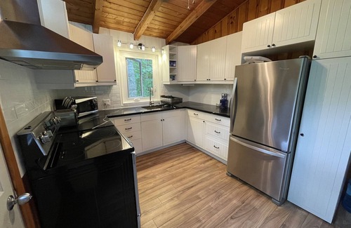 Gravenhurst Cottage | Private 3 Cottage Family Compound in Gravenhurst