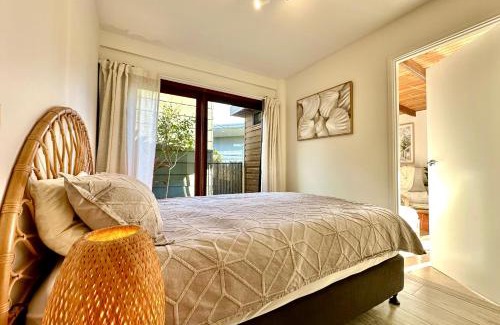 Ocean Shores Apartment | Private Access Retreat 1 Queen Bedroom w Stunning Pool and Ocean Views