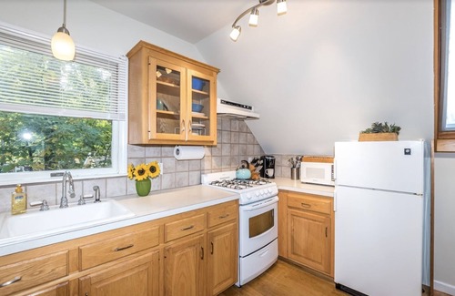 Lake Pocotopaug House | Private Access Studio king bed WiFi all the amenities of a hotel 5⭐️ experience