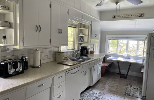 Woodstock House | PRIVATE & AFFORDABLE charming custom ranch in S. Woodstock. WIFI and AC.