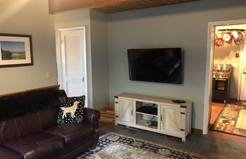 Ludlow House | Private, All Season 10 Acre Retreat Close to the Slopes, Trails, and Swimming