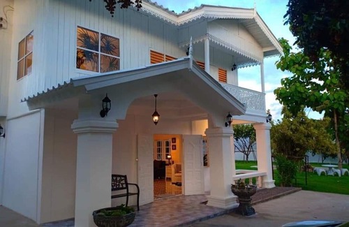 San Pa Thong House | Private and peaceful environment with fenced and fenced entrance