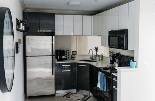 Novi Apartment | Private and Quiet Bright Space King bed Gym/Pool/Hot tub