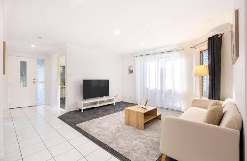 Forest Lake House | Private and Spacious 4BR Home with Parkview 5mins to Mall