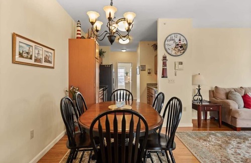 Hampton Condo | Private Balcony | Walk to Beach | Penthouse Living