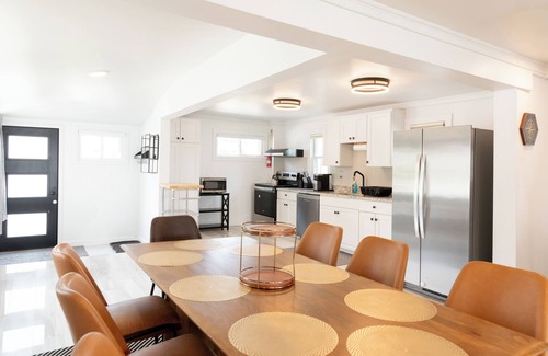 Niantic House | PRIVATE BEACH: A PALACE IN PARADISE @ NIANTIC W/6 QUEENS 1 TWIN BED