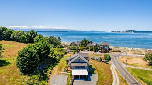 Maxwelton House | Private Beach Access Water Views Sleeps 18 Historic 6BDR Farmhouse w Deck