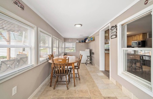 Taylorsville Cottage | Private beach, game room, tiki bar!