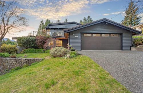 Upper Lonsdale House | Private Bedroom, Bathroom, Shared Outdoor Pool, Hot Tub