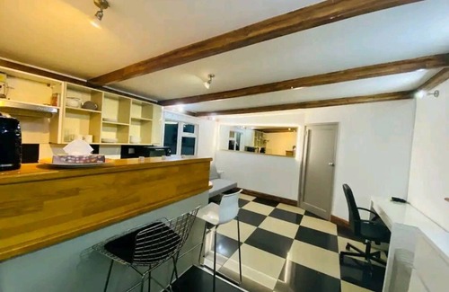 Ealing Common Cabin | Private Cabin in Ealing with Garden Ping Pong and BBQ + parking