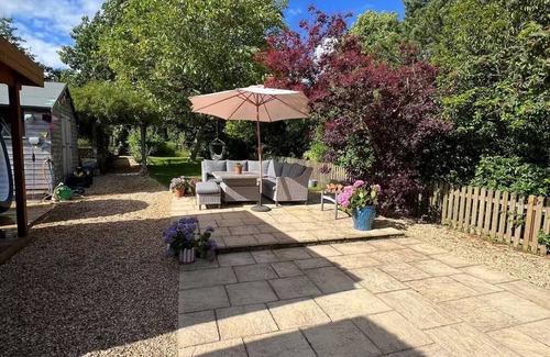 Bromham Cabin | Private Cabin near Bath & Longleat with hot tub for relaxing getaway