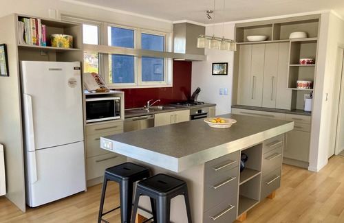 Hamilton Lake Apartment | Private Central City Apartment.