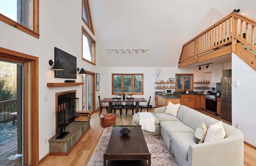 Roscoe House | Private Chalet with Fire Pit, Deck and Large Yard