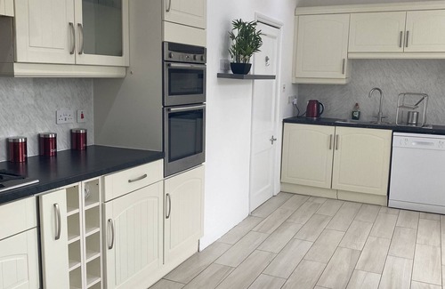 Luton House | PRIVATE COMFORTABLE CONTRACTOR DETACHED LutonAirport WI-FI PARKING SPACIOUS