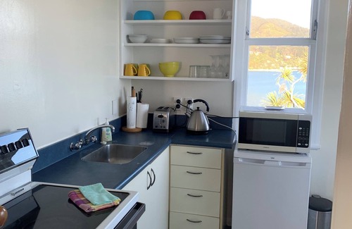 Lowry Bay Apartment | Private & cosy 1 bedroom. Amazing sea views, separate lounge and full kitchen.