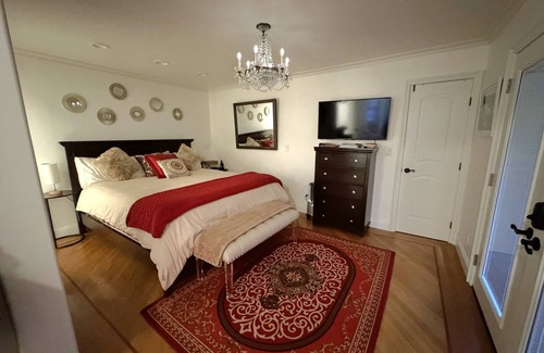 North of Montana House | PRIVATE COTTAGE BY THE SEA nin the Most Prestigious Part of Santa Monica.