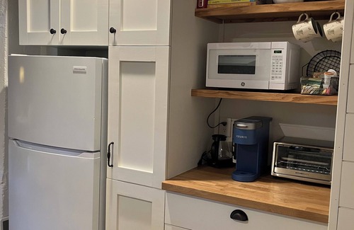 Forest Grove Cottage | Private Cottage for two! Only 5 minutes drive from Peddlers Village!
