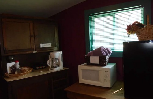 Hermann Cottage | Private Cottage located in Historic District of Hermann Missouri. Park your car and walk to shops, wineries, distilleries, breweries, tasting rooms, restaurants and more!