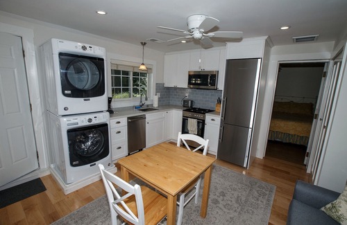 The Willows Cottage | Private Cottage with Chef's Kitchen & Washer/Dryer Near Palo Alto