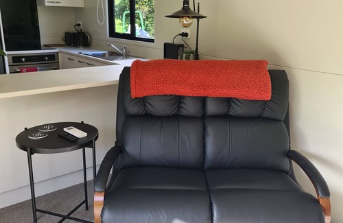 Paraparaumu Villa | Private Country Cottage