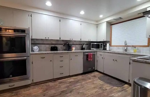 Boring House | Private country home, Mt. Hood view, hot tub, full kitchen, business class Wi-Fi