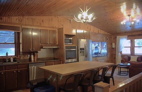 North Algona Wilberforce Cabin | Private Cozy Cottage-Near Lake Dore, Bon Echo & Algonquin Park