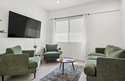 Culver - West House | Private Cozy Guest House, King Bed, Parking, Pet Friendly near Penmar Golf Course!