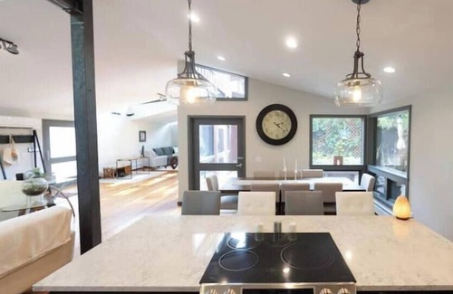 Golden House | Private Creek + Patio, Walkable, Bright Cozy Vibe