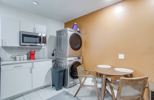 Oak Cliff House | Private Dallas Oasis | Cozy King Bed Guesthouse