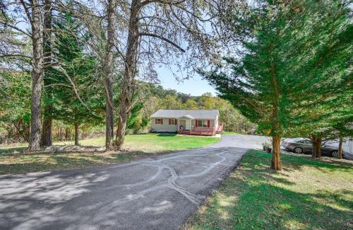 Berkeley Springs House | Private Deck Berkeley Springs Getaway!