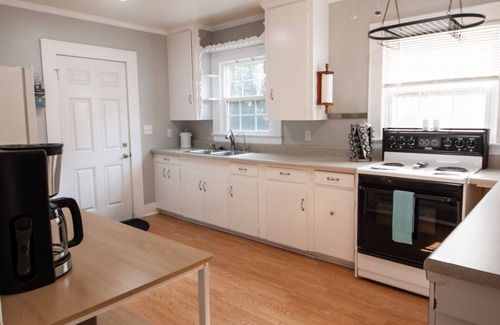 Anderson Cottage | Private Deck + Yard - Sleep Number Bed for comfortable stay ๐