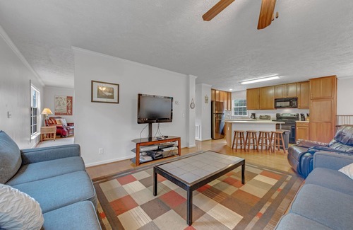 Clarksville House | Private dock/beach on quiet cove - Lake house w/king beds. Pet-friendly