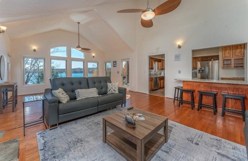 Moneta House | Private Dock, Lake Views & Outdoor Fun