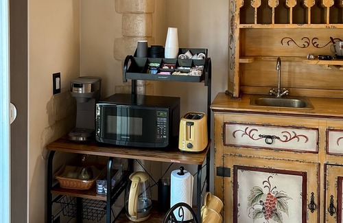 Shingle Springs Apartment | Private, dog-friendly, spacious studio with large pool and outdoor kitchen