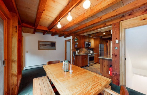 Stratton and Bromley Ski Areas House | Private, Dog-Friendly Estate with Free WiFi, Fireplaces, Washer/Dryer, & Pond