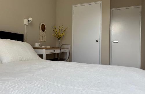 St. James Town House | Private Double Room in Downtown Toronto, Steps to Subway & CN Tower