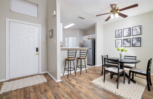 Euless House | Private Duplex Retreat - Minutes to DFW & Shops