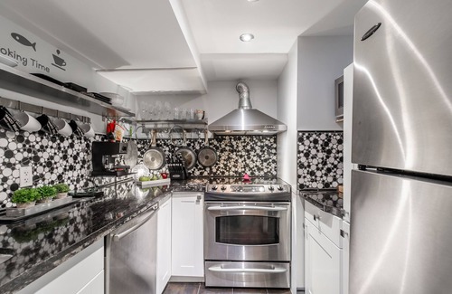 Parkdale House | Private entrance Modern 1-bedroom apartment downtown Toronto