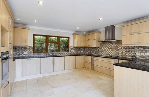 Runnymede Ski Chalet | Private Four Bedroom Bungalow in Chertsey