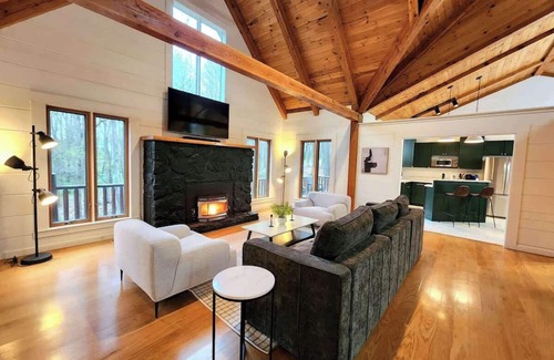 Hallsville Cabin | Private Fun Barn~Hot Tub~Pool Table~Karaoke