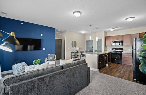 West Des Moines Apartment | Private Garage | Huge Gym | First Floor | Wifi