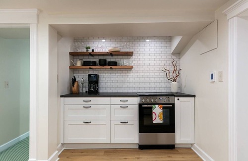 Edgewater Apartment | Private Gem, quiet street in Andersonville -1 bedroom + sofa bed + easy parking