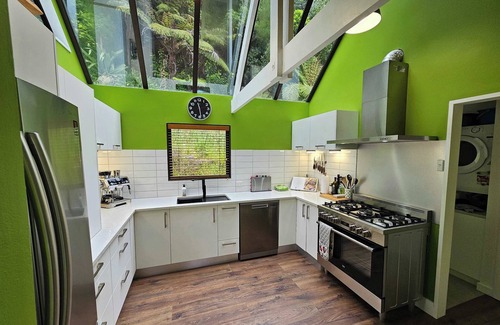 Picton House | Private Getaway for 2 Surrounded by Native Bush